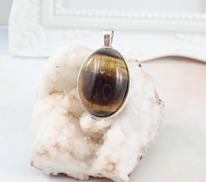 Tigrisszem medál egyszerű vonalú keretben