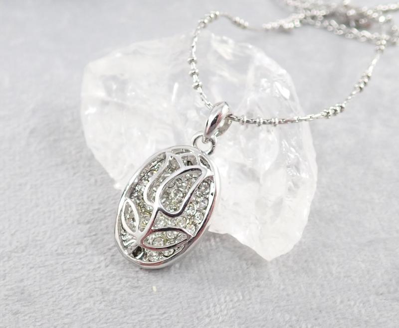 Tulipános, strasszos medál