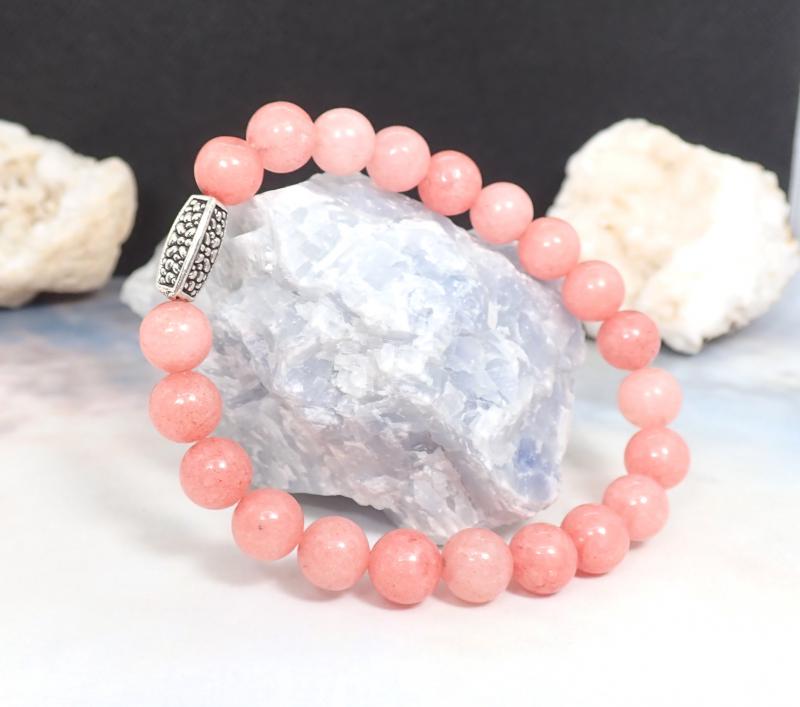 Világos korallos árnyalatú achát karkötő fém hasábbal