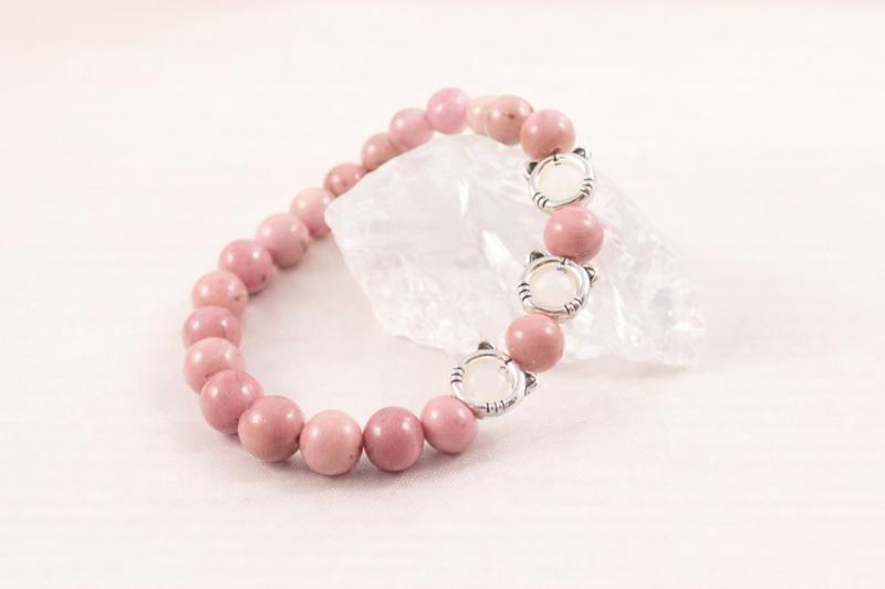 Világos rodonit karkötő cicafejes