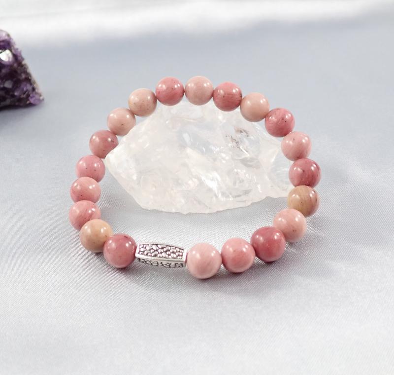 Világos rodonit karkötő fém gyönggyel