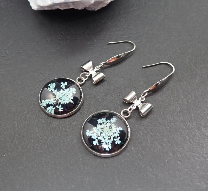 Világos türkizszínű virágos fülbevaló