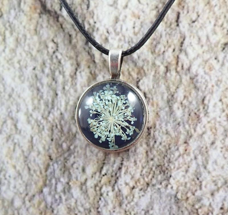 Világos türkizszínű virágos medál