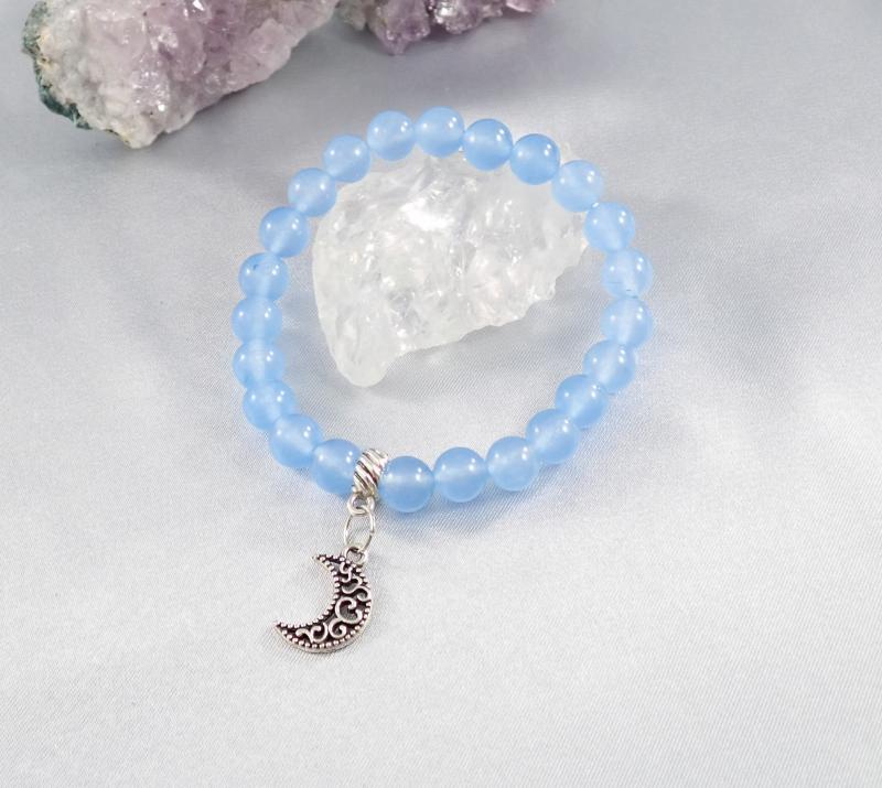 Világoskék jáde karkötő félholddal