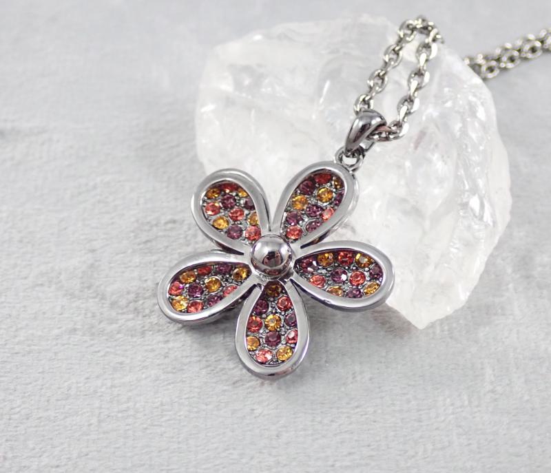 Virág alakú medál meleg színekkel