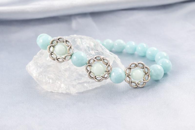 Vízzöld jáde karkötő hullámos gyöngykerettel