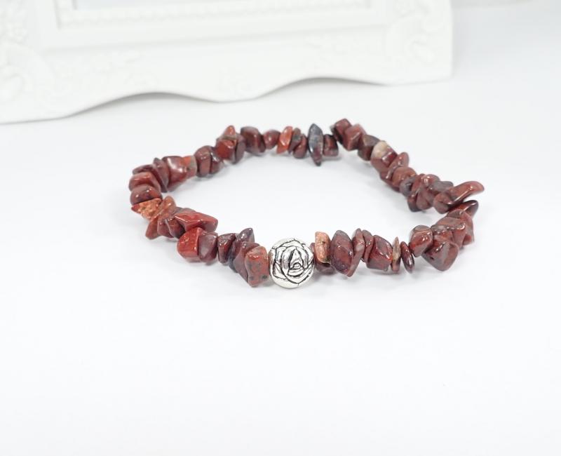 Vörös jáspis szemcse karkötő rózsa mintájú gyönggyel