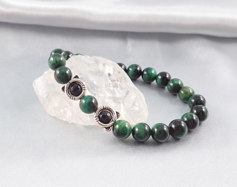 Zöld tigrisszem karkötő cicás gyöngykerettel