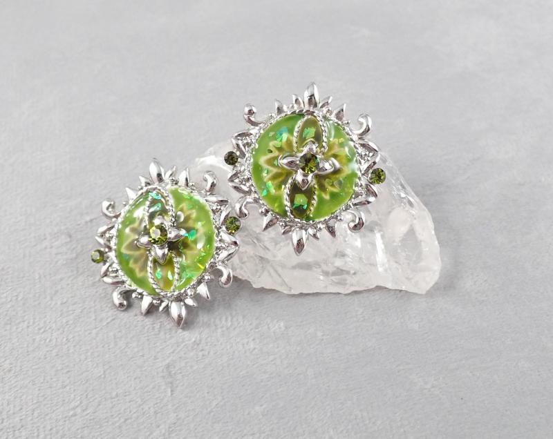 Zöld, zománcos fülbevaló