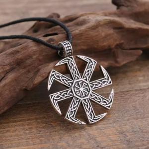 Bőr nyaklánc napkerék medállal