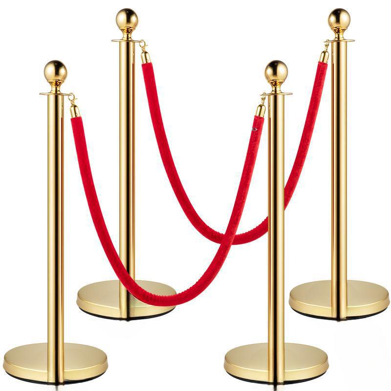 2 darabos aranyszínű tömegirányító oszlopszett piros bársonykötéllel – 96 cm, 1,5 m kötélhosszal, rozsdamentes acél