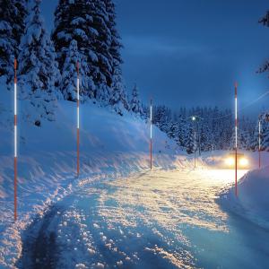 100 db Útjelző üvegszálas oszlop fényvisszaverő szalaggal 121 cm