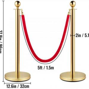 2 darabos aranyszínű tömegirányító oszlopszett piros bársonykötéllel – 96 cm, 1,5 m kötélhosszal, rozsdamentes acél