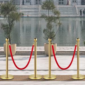 Arany színű bársony köteles tömegirányító oszlopkészlet – 4 db, 96 cm, piros flanel kötéllel (1,5 m)
