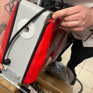 Csőtisztító gép, csőgörény 500W, Ø30–100 mm csőátmérőhöz, 18,5 m spirállal burkolat sérült gép