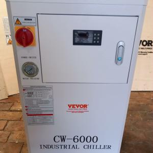 Ipari vízhűtő CW-6000, 1500 W-os kompresszorral, 15 literes tartállyal, 65 l/perc maximális áramlási sebességgel, CO₂ lézergravírozó gépekhez HŰTÖKÖZEG HIBÁS GÉP