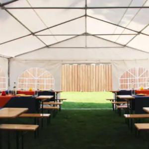 Oromfali bejárati ponyva rendezvénysátorhoz  8 × 2,6 m – lángálló PVC, fehér ablakokkal, cipzáras kivitelben