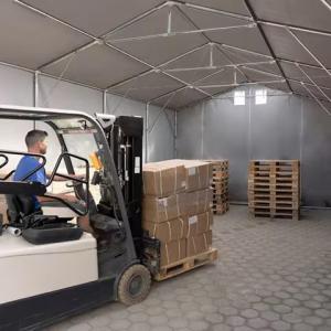 Ponyvacsarnok, raktársátor, ipari sátor 8 × 12 m – 96 m², 4,00 m oldalmagassággal, felhúzható kapuval, szürke PVC ponyvával és extra megerősített horganyzott acélszerkezettel