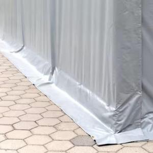 Ponyvacsarnok, raktársátor, ipari sátor 8 × 12 m – 96 m², 4,00 m oldalmagassággal, felhúzható kapuval, szürke PVC ponyvával és extra megerősített horganyzott acélszerkezettel