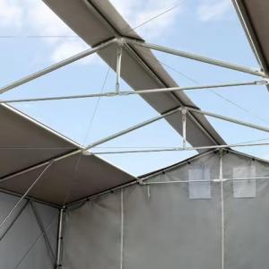 Ponyvacsarnok, raktársátor, ipari sátor 8 × 16 m – 128 m², 4,00 m oldalmagassággal, felhúzható kapuval, tetőablakos PRIMEtex PVC ponyvával és extra megerősített horganyzott acélszerkezettel
