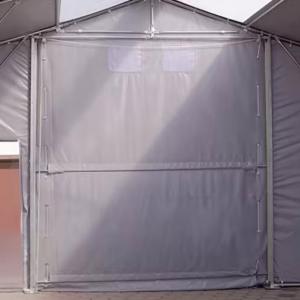Ponyvacsarnok, raktársátor, ipari sátor 8 × 16 m – 128 m², 4,00 m oldalmagassággal, felhúzható kapuval, tetőablakos PRIMEtex PVC ponyvával és extra megerősített horganyzott acélszerkezettel