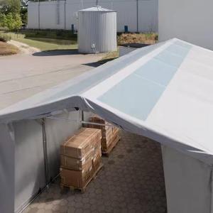 Ponyvacsarnok, raktársátor, ipari sátor 8 × 16 m – 128 m², 4,00 m oldalmagassággal, felhúzható kapuval, tetőablakos PRIMEtex PVC ponyvával és extra megerősített horganyzott acélszerkezettel