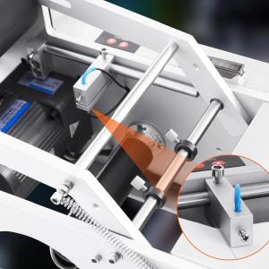 Professzionális félautomata palackcímkéző gép hengeres termékekhez 13–150 mm címkeszélesség, száloptikai érzékelő