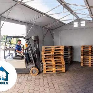 Professzionális ipari raktársátor 8 × 12 m – 96 m², 4,00 m oldalmagassággal, két standard kapuval, tetőablakokkal, erős szürke PVC ponyvával és extra megerősített horganyzott acélszerkezettel