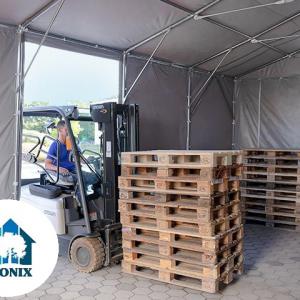 Professzionális ipari raktársátor, tárolósátor 8 × 8 m – 64 m², 4,00 m oldalmagassággal, felhúzható kapuval, erős szürke PVC ponyvával és extra megerősített horganyzott acélszerkezettel