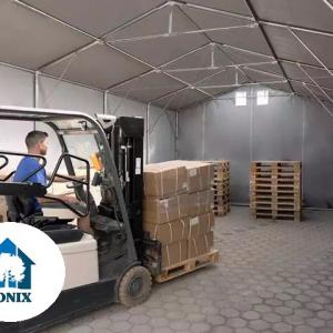 Professzionális ponyvacsarnok, ipari raktársátor 8 × 12 m – 96 m², 4,00 m oldalmagassággal, felhúzható kapuval, lángálló PRIMEtex PVC ponyvával és extra megerősített horganyzott acélszerkezettel
