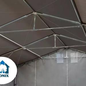 Professzionális ponyvacsarnok, ipari raktársátor 8 × 12 m – 96 m², 4,00 m oldalmagassággal, tolókapuval, erős szürke PVC ponyvával és megerősített horganyzott acélszerkezettel