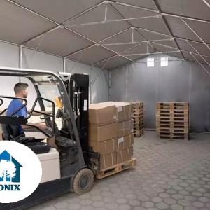 Professzionális ponyvacsarnok raktársátor 5×10 m, 50 m², 3,00 m oldalmagassággal, lángálló PVC ponyvával, felhúzható kapuval és teljesen horganyzott acélvázzal – szürke