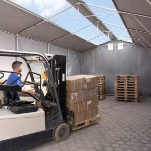 Professzionális ponyvacsarnok, raktársátor 8 × 12 m, 96 m² alapterülettel, 4,00 m oldalmagassággal, tolókapuval, cipzáras bejárattal, tetőablakkal szürke, lángálló PRIMEtex ponyvával