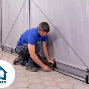 Professzionális ponyvacsarnok, raktársátor és ipari sátor 8 × 10 m, 80 m² alapterülettel, 4,00 m oldalmagassággal, horganyzott acélvázzal, felhúzható kapuval, személyi bejárattal, szürke PVC ponyvával