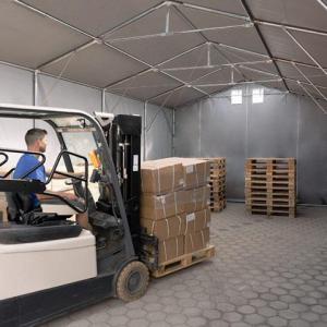 Professzionális ponyvacsarnok, raktársátor ipari sátor 5 × 10 m, 50 m² alapterülettel, 4,00 m oldalmagassággal, felhúzható kapuval, személyi bejárattal  szürke, lángálló PRIMEtex ponyvával