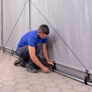 Professzionális ponyvacsarnok, raktársátor ipari sátor 5 × 10 m, 50 m² alapterülettel, 4,00 m oldalmagassággal, felhúzható kapuval, személyi bejárattal  szürke, lángálló PRIMEtex ponyvával