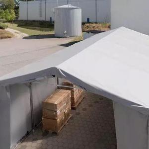 Professzionális ponyvacsarnok, raktársátor ipari sátor 5 × 10 m, 50 m² alapterülettel, 4,00 m oldalmagassággal, felhúzható kapuval, személyi bejárattal  szürke, lángálló PRIMEtex ponyvával