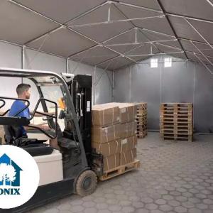 Professzionális ponyvacsarnok raktársátor, ipari tárolósátor 8×12 m, 96 m², 3,00 m oldalmagassággal, cipzáras kapuval, PVC ponyvával és teljesen horganyzott acélvázzal – szürke