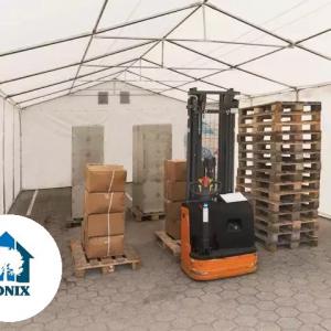 Professzionális raktársátor és tárolósátor 6 × 18 m, 108 m² alapterülettel, 2,60 m oldalmagassággal, megerősített, horganyzott acélszerkezettel, két cipzáras bejárattal fehér, lángálló PVC ponyvával