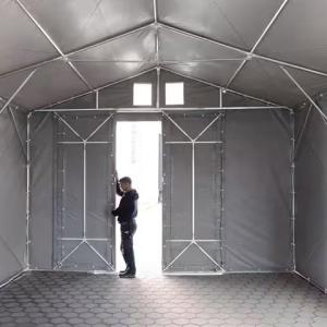 Professzionális raktársátor, ipari sátor 8 × 8 m – 64 m², 4,00 m oldalmagassággal, tolókapuval, szürke PVC ponyvával és extra megerősített horganyzott acélszerkezettel