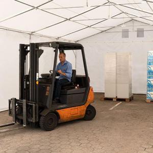 Professzionális raktársátor tárolósátor 5 × 12 m, 60 m² alapterülettel, 2,60 m oldalmagassággal horganyzott acélszerkezettel, padlókerettel, két cipzáras bejárattal és fehér, lángálló PVC ponyvával