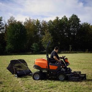 Vontatható fű és lombseprű, gyepseprő gép 87cm-es fűnyíróhoz fűgyűjtő 340l