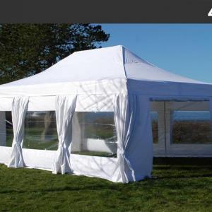 Profi Alumínium összecsukható esküvői pavilon, harmónika sátor rendezvénysátor 4x6 m ponyva PVC 8db oldalfallal és díszfüggönnyel ponyva PVC 300 g/m²