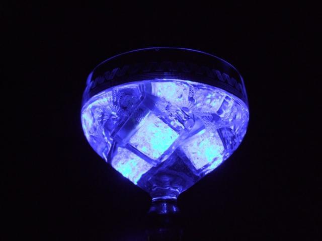 Világító jégkocka kék színben - 8 db