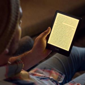 Amazon Kindle PaperWhite 5 (2021) 16 GB Ebook olvasó + Fekete Smart védőtok