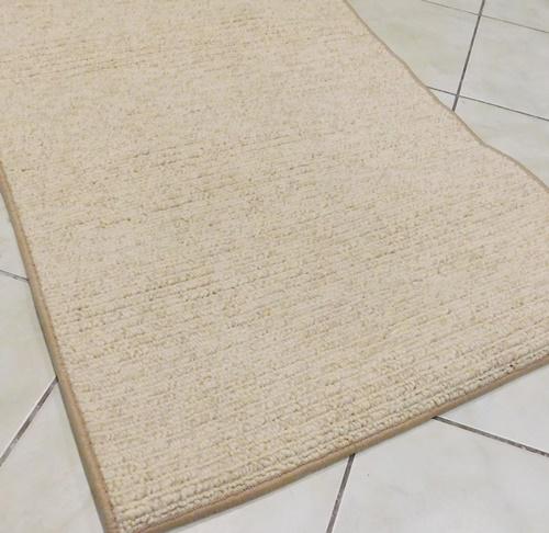 Természetes hatású beige buklé szegett szőnyeg 67x120cm LEÉRTÉKELT!