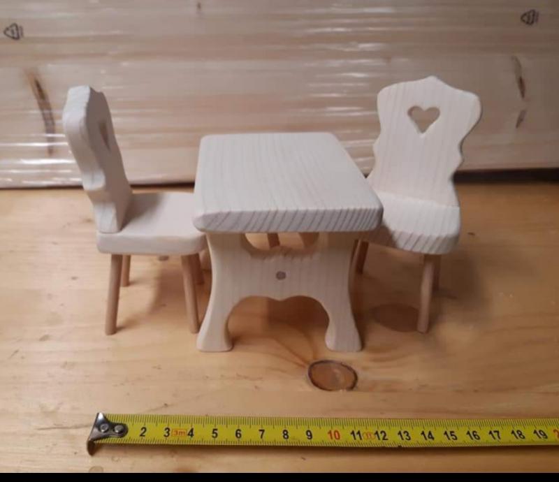 Asztal két székkel