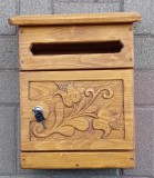 Postaláda faragott virágokkal