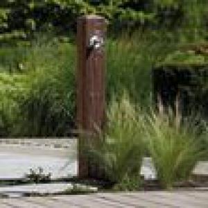 Kerti csap, vízkútállvány sötét fa