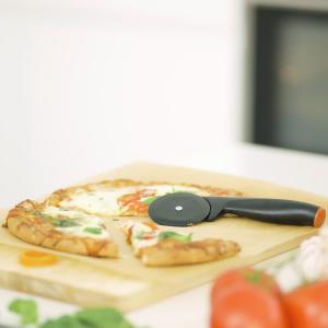 Fiskars Functional Form pizzaszeletelő